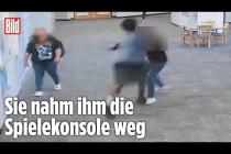 [독일 Bild紙] Schüler tritt brutal auf Lehrerin ein