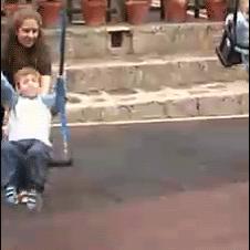 엄마가 그네를 밀다 실패