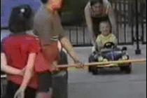 테이블에 밀어 넣은 어린이 자동차