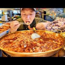 INSIDE the World’s CHEAPEST Food Court & FRESHEST Seafood Buffet in Pattaya Thailand