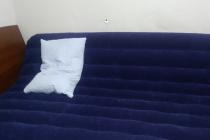 방안에 쇼파가 생겼습니다.