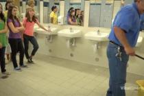 그러게 입술 찍지말라니깐