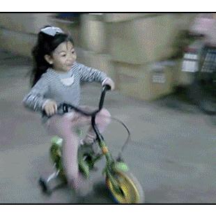 Girl_bike_drift_park