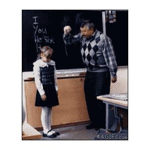 사타구니를 발로 차는 소녀