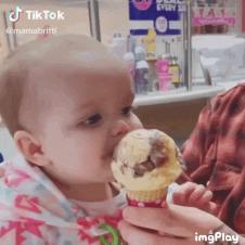 태어나서 아이스크림을 처음먹어본 아기