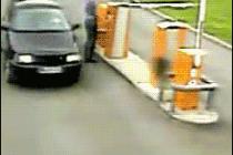 주차 차단기 충돌