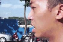 뜨거운 여름 오토바이에 앉기