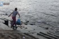 바다에 쓰레기를 버리는 여인