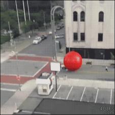 거대한 빨간 공이 거리를 따라 굴러~~