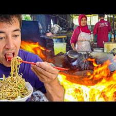 Indonesian STREET FOOD in Pekanbaru 🇮🇩 FIRE & FLAMES in East Sumatra!