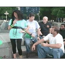 녹색 남자 공던지기