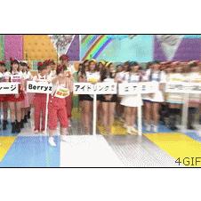 소녀를 발로 차서 박수