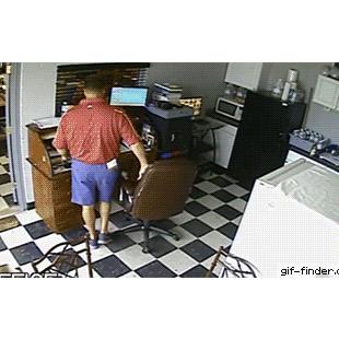 항상 뒤를 조심해야...