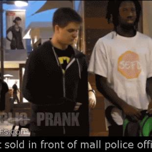 Pot-sold-in-front-of-cop