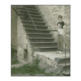 계단 난간 넘기 실패