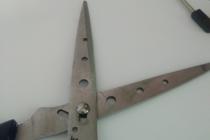 망치질 하다가 손가락을 찍었습니다...