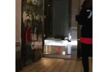 올라가는 엘리베이터 안에서 덤블링