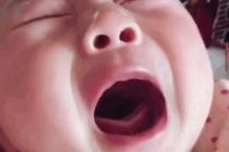 울면서  눈치보기