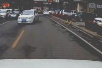 무단횡단하는 사람들