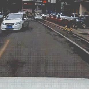 무단횡단하는 사람들