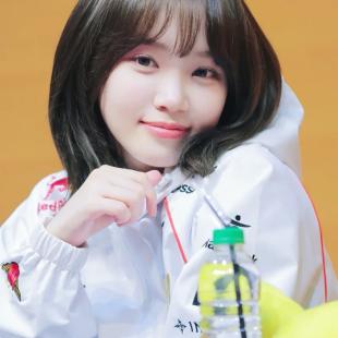 T1 유니폼 입은 르세라핌 김채원