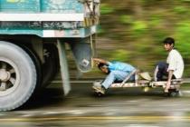 자동차가 급정거 하면 어떻게 될까