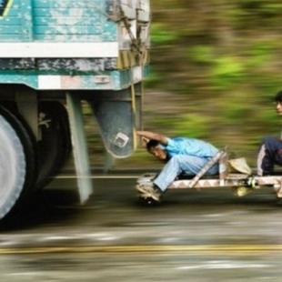 자동차가 급정거 하면 어떻게 될까