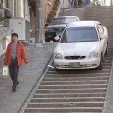 계단 내려가는 김여사