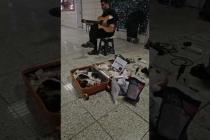 地下鉄の猫「いいベッド見つけたニャン!」