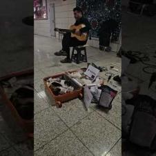 地下鉄の猫「いいベッド見つけたニャン！」