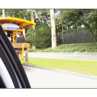 맥주 버스의 손님 엉덩이 때리기