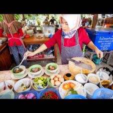 THAI OXTAIL SOUP!! 🐂 Amazing HALAL FOOD in Phang Nga, Thailand!! 🇹🇭 ซุปหางวัว พังงา
