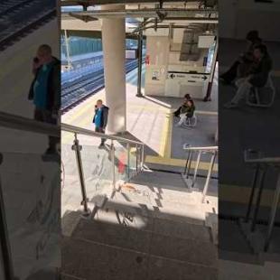 階段昇降時は足元にご注意ください