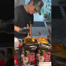 Street Vendor making Korean RAMEN OMELETTE at Night Market in Seoul South Korea #shorts