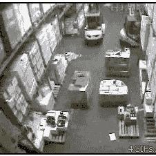 지게차 창고물품 충돌