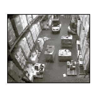 지게차 창고물품 충돌