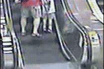 휠체어로 에스컬레이터를 타려다가...