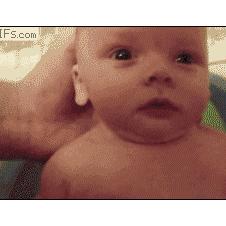 아기 찬물 목욕 반응