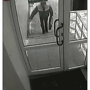 우편배달부 유리문 발차기