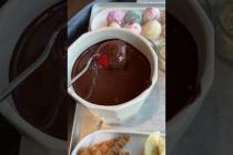 I Tried Baskin Robbins’ Chocolate Ice Cream Fondue – INSANE!