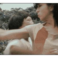 싸우는 여자 가랑이 펀치