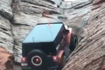 절벽을 오르는 자동차