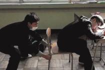 의자 빼기 장난