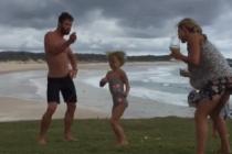 딸과 놀아주다 본인이 더 신나네